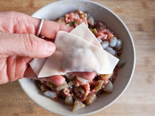 9、锦卤馄饨——《风味人间》复刻版,对角交叉，将馅包裹在中间，边上按紧。