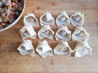 11、锦卤馄饨——《风味人间》复刻版,包好的馄饨先放在一边。