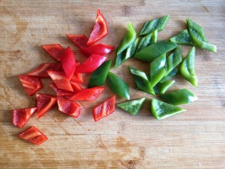 12、锦卤馄饨——《风味人间》复刻版,青红椒洗净，剃筋切菱形块。