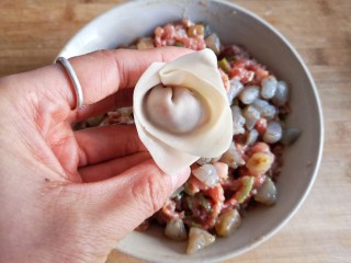 10、锦卤馄饨——《风味人间》复刻版,反向折起，粘点水把两边皮粘合。