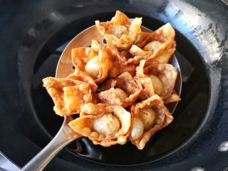 16、锦卤馄饨——《风味人间》复刻版,沥油捞出。