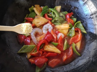 20、锦卤馄饨——《风味人间》复刻版,翻炒一下让青红椒，菠萝，虾仁都包裹上浇汁，然后加入适量的盐和鸡精。