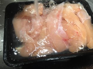 2、香辣小鸡胸,小鸡胸洗净沥干