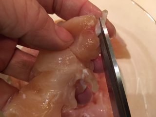 3、香辣小鸡胸,剪去白色部分韧带