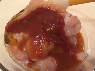 4、香辣小鸡胸,加入蜂蜜、辣椒酱、蕃茄酱、橄榄油