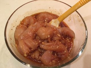 6、香辣小鸡胸,搅拌均匀腌制15分钟