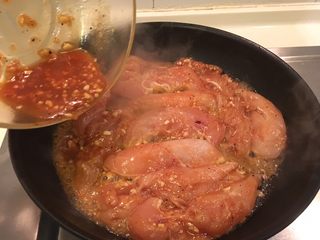 8、香辣小鸡胸,腌好的小鸡胸放入锅里，腌料也一起