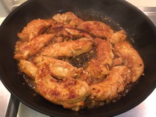 9、香辣小鸡胸,两面煎至金黄上色到腌料收干即可