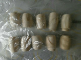 4、肉松蛋黄酥,卷好后 盖上保鲜膜静置五分钟