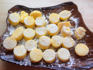 1、香辣日本豆腐,取一个大盘子，，将切好的日本豆腐放入盘子里，撒一些生粉，下面的翻一下，两面都要哦