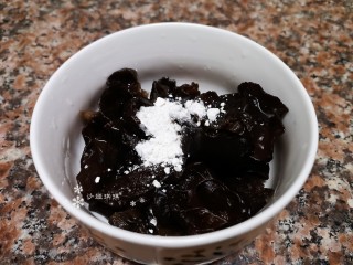 2、莴笋炒鸡蛋,干木耳需提前泡发，然后加入适量淀粉搓洗干净后备用。