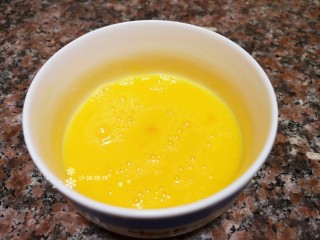 3、莴笋炒鸡蛋,将鸡蛋打入碗中，加入适量料酒和盐搅匀备用。