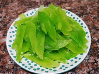 4、莴笋炒鸡蛋,将莴笋去皮切片备用。