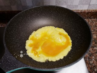 7、莴笋炒鸡蛋,倒入蛋液定型后翻炒片刻。