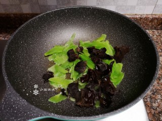 10、莴笋炒鸡蛋,放入木耳和莴笋翻炒片刻。