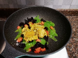 12、莴笋炒鸡蛋,放入鸡蛋翻炒均匀。