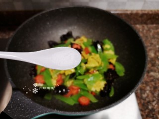 13、莴笋炒鸡蛋,放入适量盐翻炒均匀。