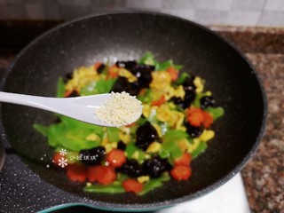 14、莴笋炒鸡蛋,放入适量鸡精翻炒均匀即可出锅。