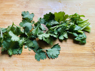 5、酱焖黄花鱼,香菜洗净切碎