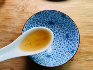 6、酱焖黄花鱼,取一空碗加入两勺料酒