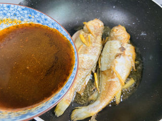 16、酱焖黄花鱼,倒入酱汁