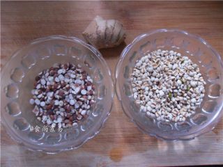 2、祛湿消肿瘦身的冬瓜薏仁汤,薏仁、芡实、提前用清水浸泡20分钟,备好生姜