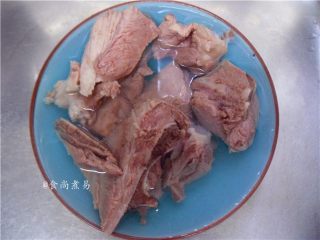 7、祛湿消肿瘦身的冬瓜薏仁汤,将生姜丢弃、猪骨捞起,用凉水冲洗干净