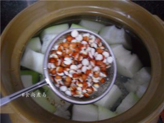 10、祛湿消肿瘦身的冬瓜薏仁汤,芡实洗净捞起,也倒进去
