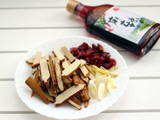 3、做年货-麻辣烫,豆腐干用刀切成片、葱姜切丝、红干辣椒切段备用