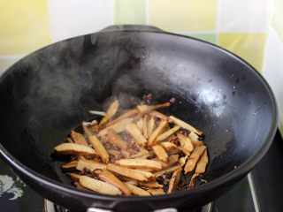 8、做年货-麻辣烫,等小火把豆腐干煎至两面金黄色时