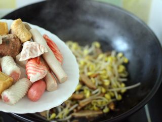 11、做年货-麻辣烫,待黄豆芽炒至变软时、加入各种火锅丸子、继续翻炒片刻后