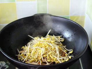9、做年货-麻辣烫,加入黄豆芽进行翻炒片刻