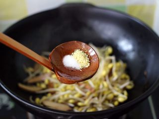 10、做年货-麻辣烫,加入盐和鸡精调味后、继续翻炒片刻