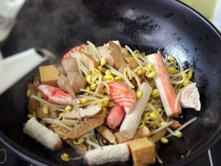 12、做年货-麻辣烫,倒入适量清水