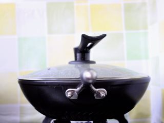 13、做年货-麻辣烫,盖上锅盖大火煮沸后转小火继续慢慢炖煮5分钟左右