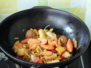 16、做年货-麻辣烫,加入煮熟的海虾