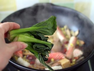 17、做年货-麻辣烫,放上洗净的小油菜