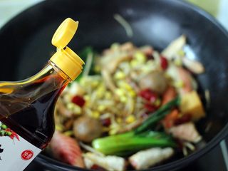 19、做年货-麻辣烫,关火、淋上麻辣油即可