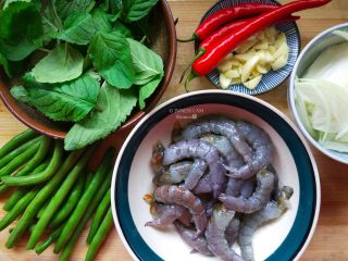 1、【泰式九层塔炒虾】 去泰国必吃的低卡美味,准备材料