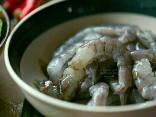 2、【泰式九层塔炒虾】 去泰国必吃的低卡美味,新鲜海虾去壳去头待用