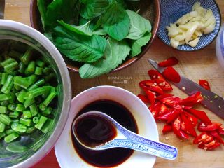 4、【泰式九层塔炒虾】 去泰国必吃的低卡美味,蒜切碎、洋葱切丝、辣椒切小块、豆角切丁、酱汁调好