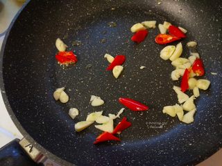 5、【泰式九层塔炒虾】 去泰国必吃的低卡美味,不粘平底锅加入一点油，把蒜和辣椒倒进去爆一下