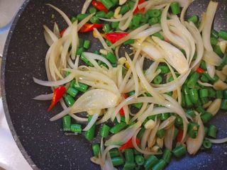 6、【泰式九层塔炒虾】 去泰国必吃的低卡美味,再把洋葱和豆角放进去翻炒