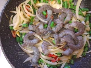 7、【泰式九层塔炒虾】 去泰国必吃的低卡美味,虾仁放进去翻炒至基本上断生