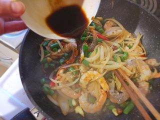 8、【泰式九层塔炒虾】 去泰国必吃的低卡美味,倒入调好的酱汁，翻炒