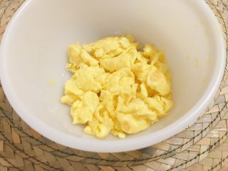 5、肥牛炒饭,炒好的鸡蛋盛出备用