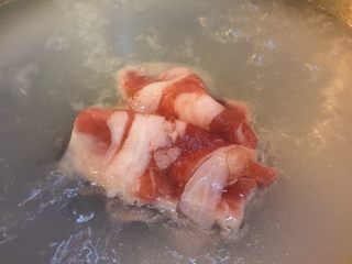 6、肥牛炒饭,烧一锅水，将肥牛片在沸水中焯一下