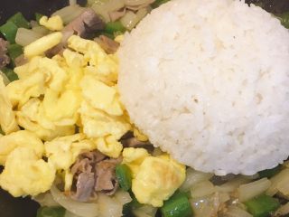 11、肥牛炒饭,放入炒好的鸡蛋和米饭，翻炒均匀