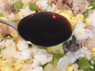 12、肥牛炒饭,加1匙生抽和1匙蚝油