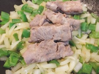 10、肥牛炒饭,放入肥牛片翻炒，逸出肉香即可
